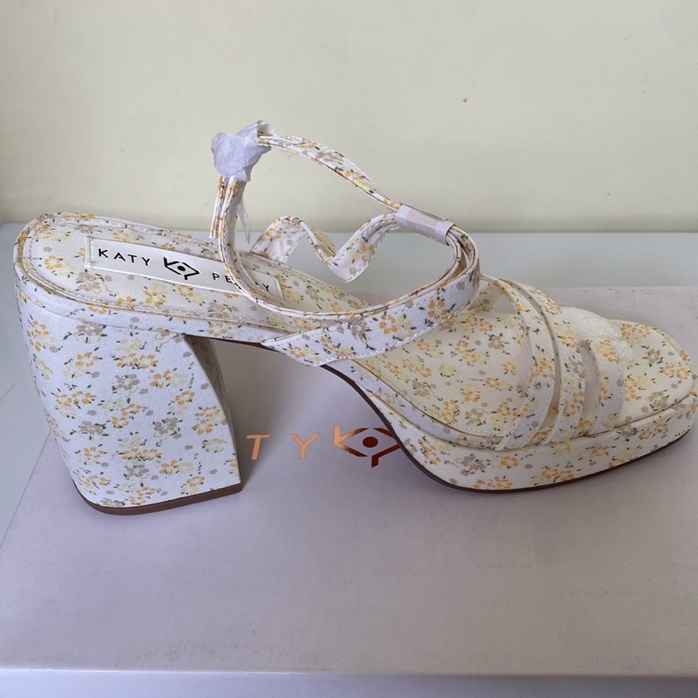 Woman’s Shoes - Picture 1 of 8
